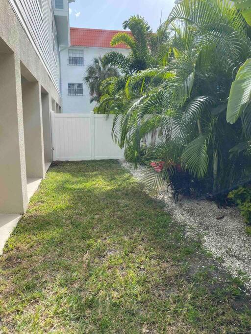 Luxurious Modern Townhouse Right Across Beach!! Table Tennis St. Pete Beach Buitenkant foto